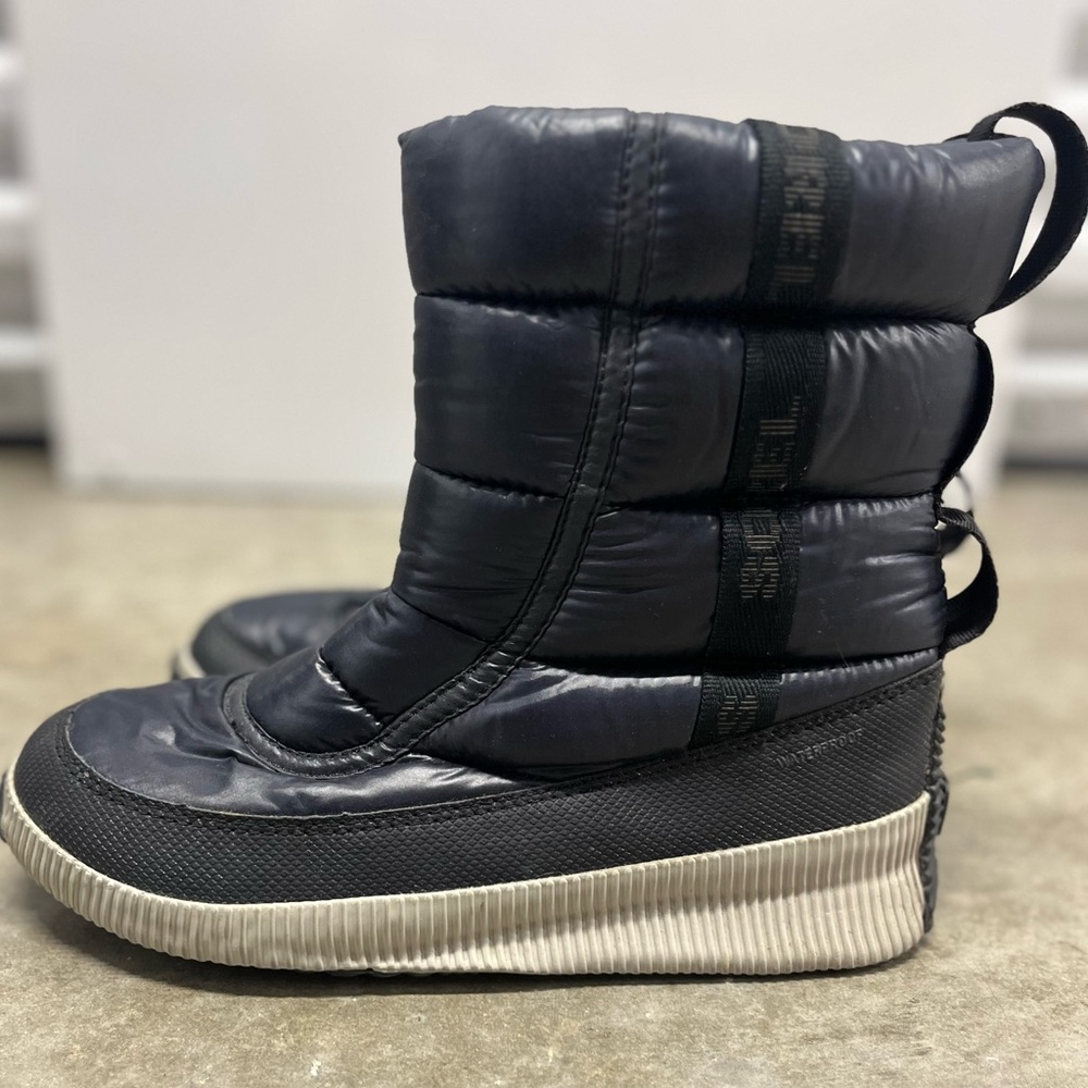 SOREL Women's Out 'N About Puffy Mid Boots in black - Picture 2 of 9